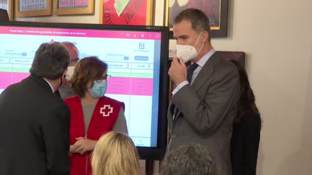 Visita de los Reyes a la célula de crisis de Cruz Roja