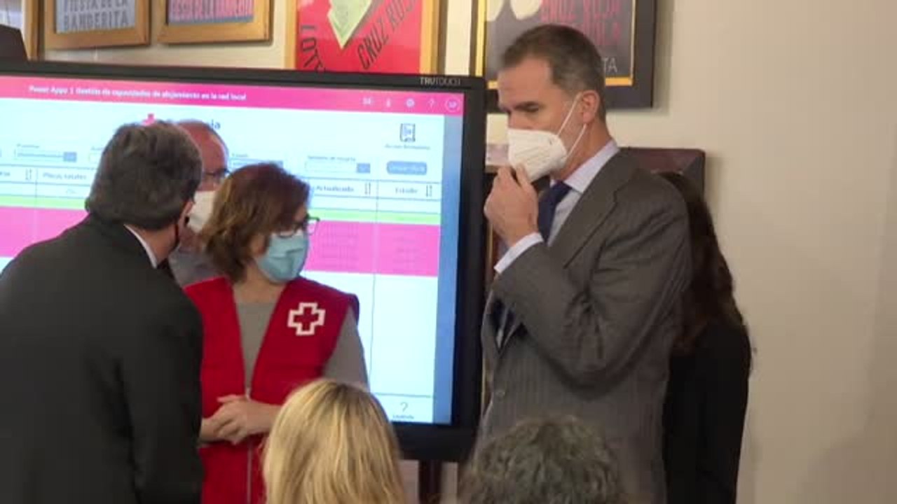 Visita de los Reyes a la célula de crisis de Cruz Roja