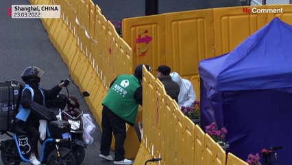 Des quartiers de Shanghai barricadés face à la résurgence de la pandémie