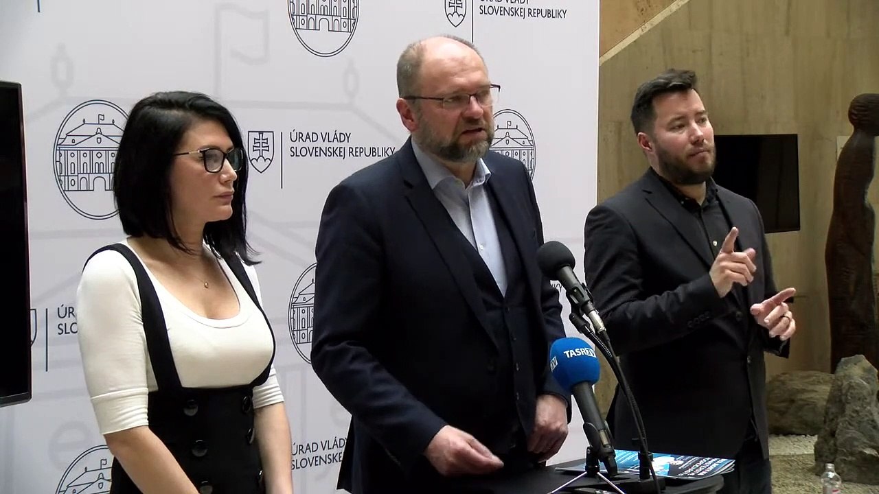 ZÁZNAM: Brífing ministra hospodárstva R. Sulíka