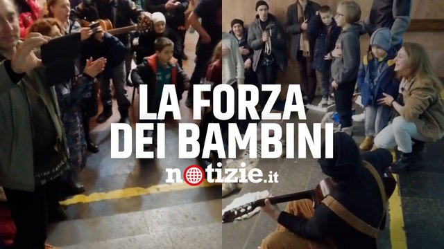 Guerra Russia-Ucraina, a Kharkiv i bambini cantano l'inno nazionale nel rifugio antiaereo in metro