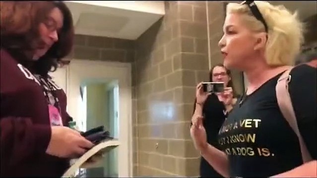 Une femme trans s'introduit dans les toilettes des femmes