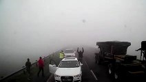 Quand un camion arrive à vive allure alors que le temps indique un brouillard épais
