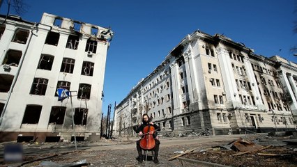 下载视频: Guerre en Ukraine: un violoncelliste joue dans les rues de Kharkiv, au milieu des ruines