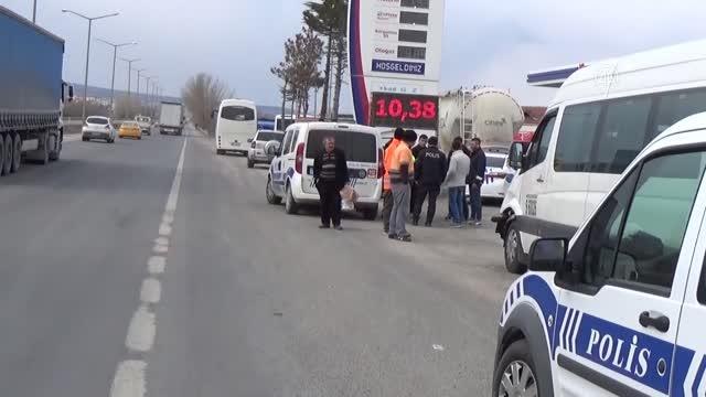 Servis minibüsünün çarptığı 2 öğrenci yaralandı