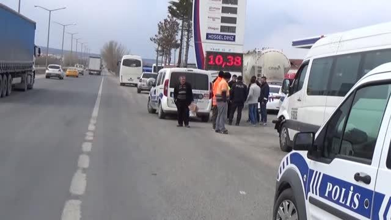 Servis minibüsünün çarptığı 2 öğrenci yaralandı