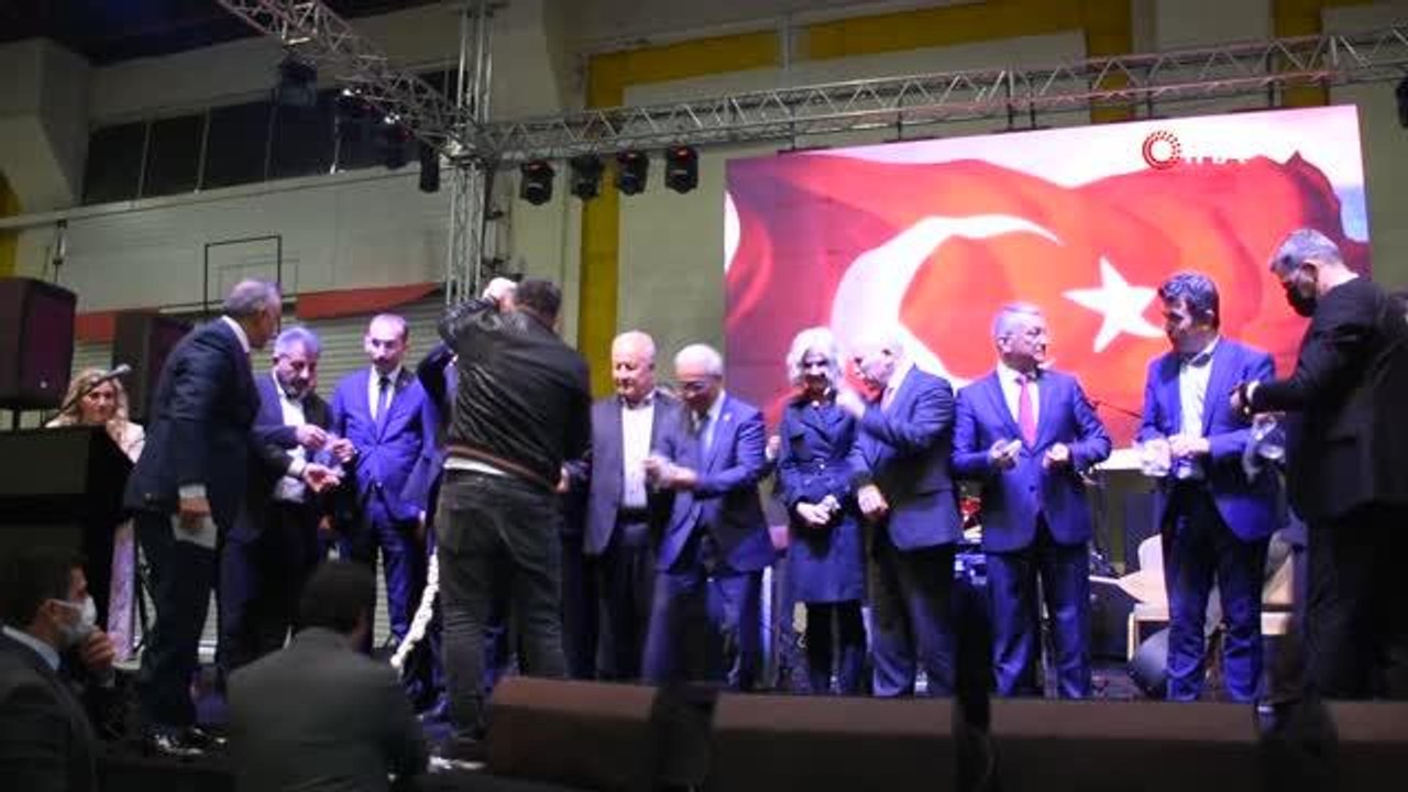 "Kadim Şehir Erzurum Tanıtım Günleri"nde 18 metrelik 'Civil' peyniri açılış kurdelesi oldu
