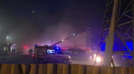 ARNAVUTKÖY'DE ZİNCİR MARKET DEPOSUNDA YANGIN (2)