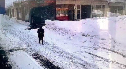 Tonlarca karın altında kalmaktan kıl payı kurtuldu