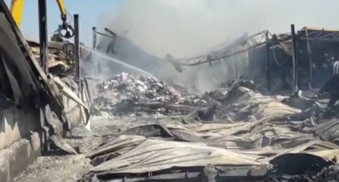 Pomezia (RM) - Incendio distrugge deposito di materiale plastico e ferro (23.03.22)