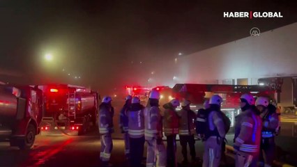İstanbul'un Arnavutköy ilçesinde bir zincir marketin deposunda yangın meydana geldi