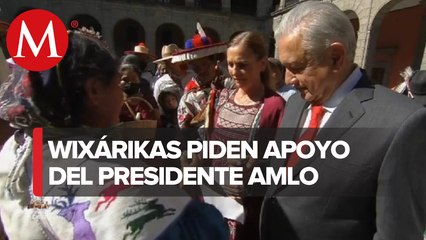 AMLO se reúne con integrantes de comunidad wirárika en Palacio Nacional