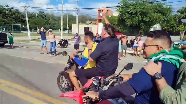 Bolsonaro anda na garupa de moto em Quixadá; ele e condutor sem capacetes