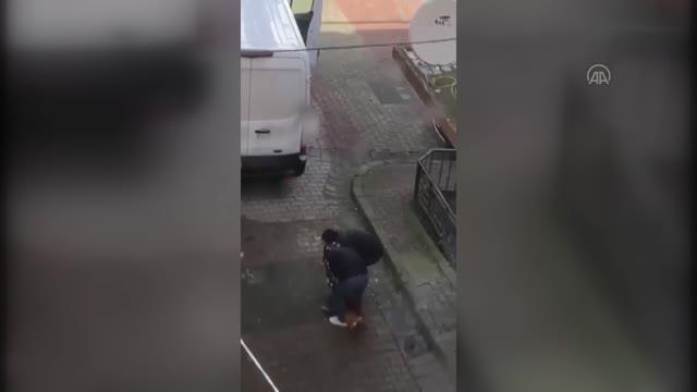 Güngören'de pitbull cinsi köpeğin saldırdığı genç yaralandı