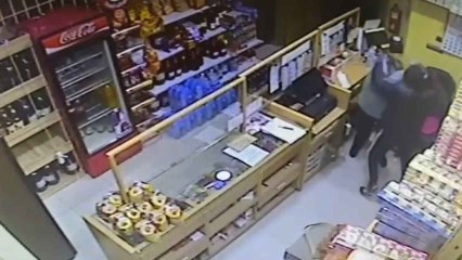 Así fue el atraco captado por la cámara de seguridad del estanco de Elche