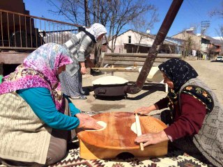 Oltu'da kadınların Ramazan yufkası mesaisi
