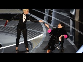 Liza Minnelli gets by at the Oscars with a little help from her friend