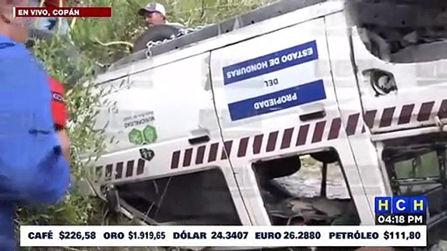 Vehículo de la municipalidad de Santa Rosa de Copán quedó llantas arriba tras accidente vial