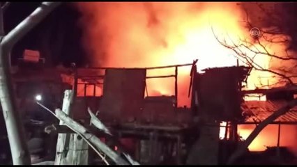 Son dakika haberi | 3 katlı ahşap evde çıkan yangın kontrol altına alındı