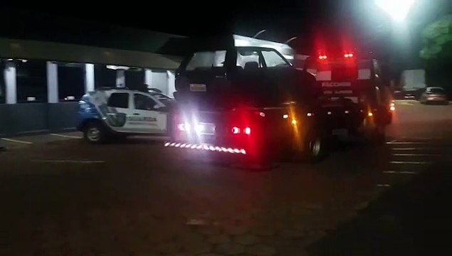 Detidos por desmontar veículo em via pública são levados para a delegacia