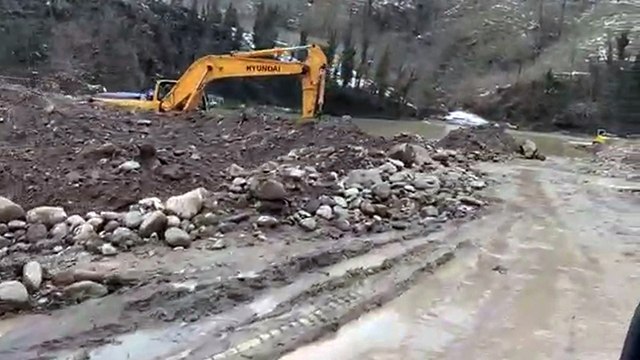 Bakanlık uygun değil dedi ama dere yatağından çakıl çıkarılmasına devam ediliyor