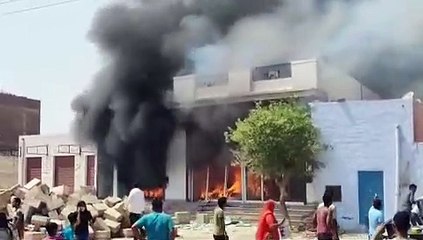 बच्चों के सेनेटरी पैड बनाने की फैक्ट्री और गोदाम में लगी आग