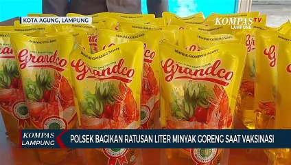 Polsek Bagikan Ratusan Liter Minyak Goreng Saat Vaksinasi