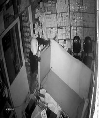 GAZİOSMANPAŞA'DA DAKİKALAR İÇİNDE 400 KİLOGRAMLIK KASAYI SÜRÜKLEYEK ÇALDILAR