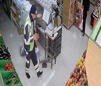 'Market kirlenmesin' diye çamurlu ayakkabılarını çıkarıp, alışveriş yaptı