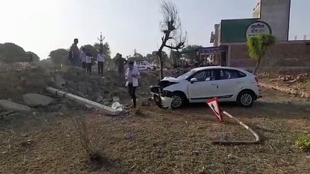 फिल्मी स्टाइल में हवा में उड़ी कार, तारों से टकराकर खाई में गिरी, चालक को देख हक्का-बक्का रह गए लोग