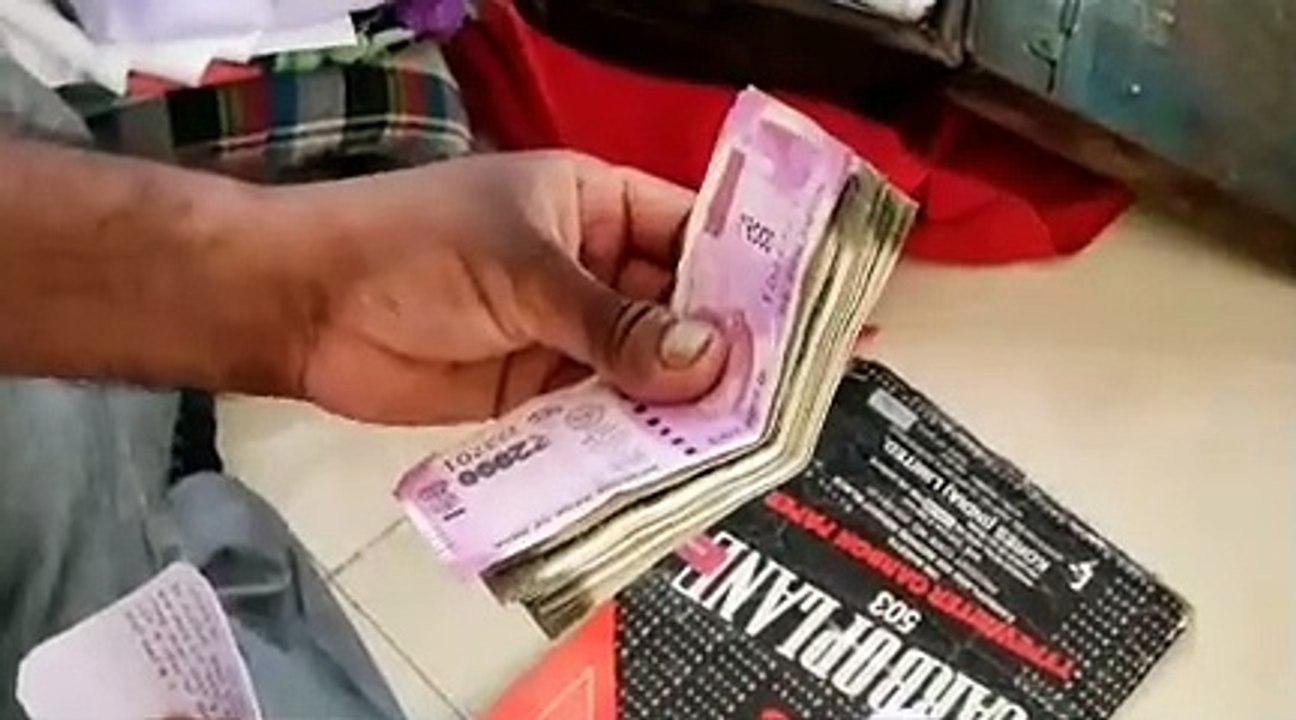 बीपीएल परिवार से पट्टा देने की एवज में एक लाख क...