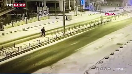 Refüjdeki demir çitlerin çalınma anı kamerada