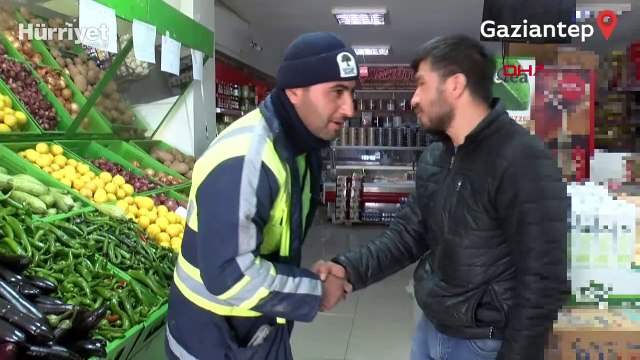 'Market kirlenmesin' diye çamurlu ayakkabılarını çıkarıp, alışveriş yaptı