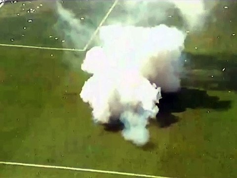 Derbi maçta sahaya bomba atıldı! Korkunç anlar kamerada