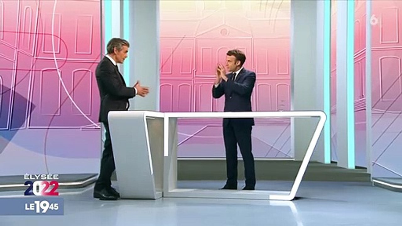 Emmanuel Macron défend son programme sur le plateau de M6 et du 19.45 face au présentateur Xavier de Moulins.