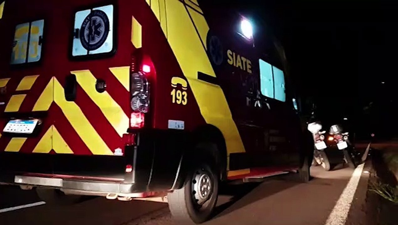 Motociclista se fere ao atingir placa de sinalização na marginal da BR-277 após desviar de cachorro