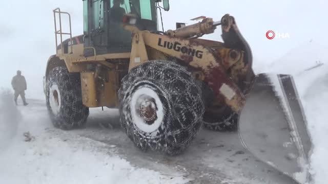 Batman'da kar kalınlığı 2 metreyi aştı, yol açma çalışmaları güçlükle yürütülüyor
