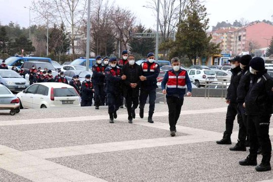 Cezaevlerindeki terör örgütü üyelerine finans sağlayan 7 kişi adliyeye sevk edildi