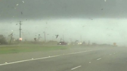 Un pick-up se retrouve au cœur d'une tornade