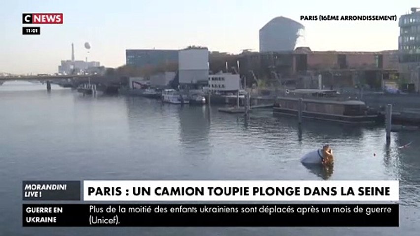 Regardez les images d'un camion-toupie tombé ce matin dans la Seine - Deux  personnes, dont une en urgence cardio-respiratoire, transportées à  l'hôpital - VIDEO - Vidéo Dailymotion