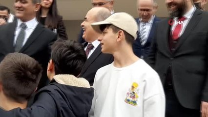 Öğrencilerden Bakan Özer'i gülümseten istek: "Müzikten bırakıyorlar, sınıfta kalma olmasın"