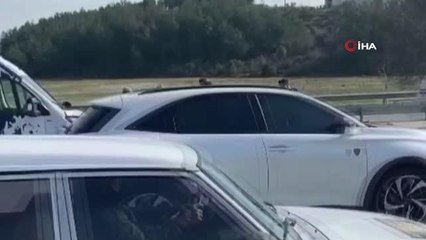 Kamyonet yayaya çarptı... Çarpmanın şiddetiyle şapkası cam sileceğinde asılı kaldı