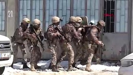 Van'da kullanılmayan iş yerine baskında 41 kaçak göçmen yakalandı