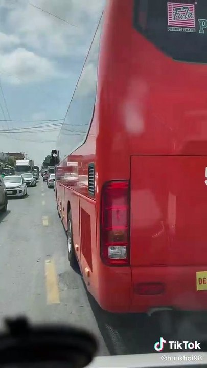 Đoàn xe nhường đường cho xe cấp cứu