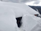 2 metre karda kaybolan evlerinin yolunu açmak için mücadele ediyorlar