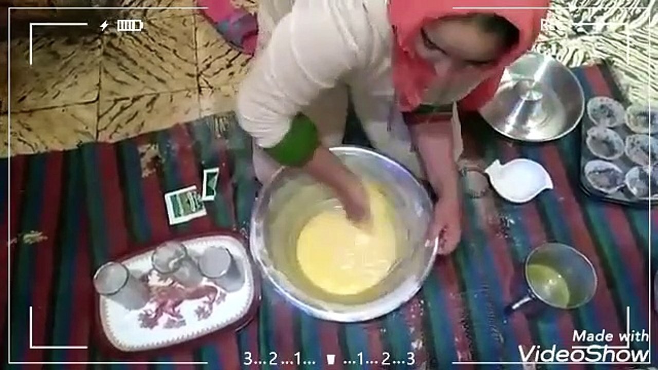 ماما واختي في المطبخ شوفوا بيعملوا ايه