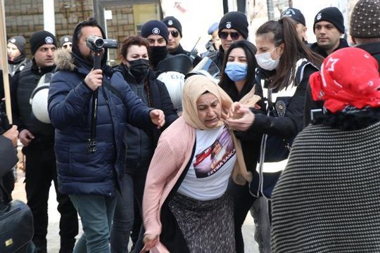 VAN'DA EVLAT NÖBETİNDEKİ ANNE: KIZIMIN ELİNDEN KALEMİ ALIP, SİLAH VERDİLER
