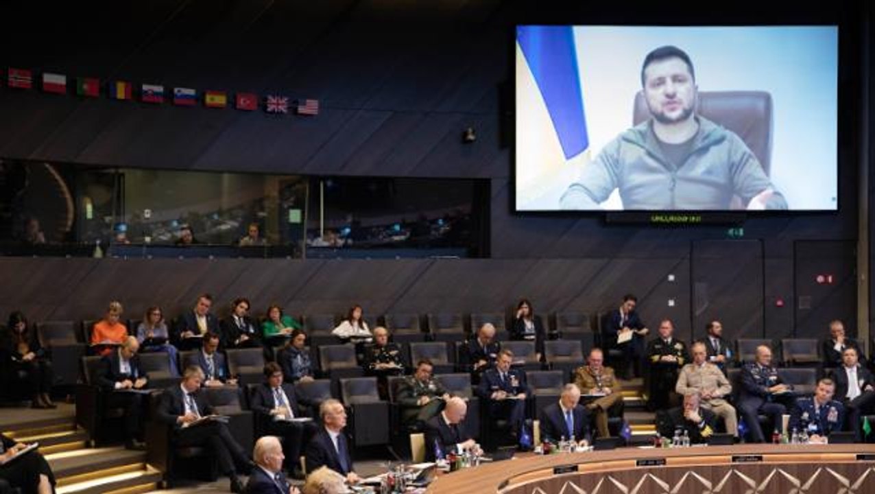 Zelenski, NATO Liderler Zirvesi'nde Putin'i şikayet etti: Bu sabah Rusya bizi fosfor bombalarıyla vurdu