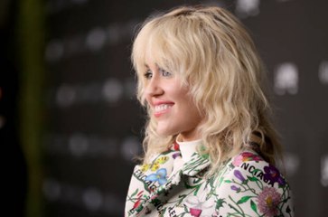 El avión de Miley Cyrus aterriza de emergencia tras el impacto de un rayo