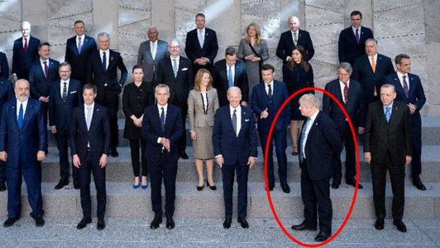 Dünyanın takip ettiği NATO Liderler Zirvesi'ne Boris Johnson'ın hareketleri damga vurdu